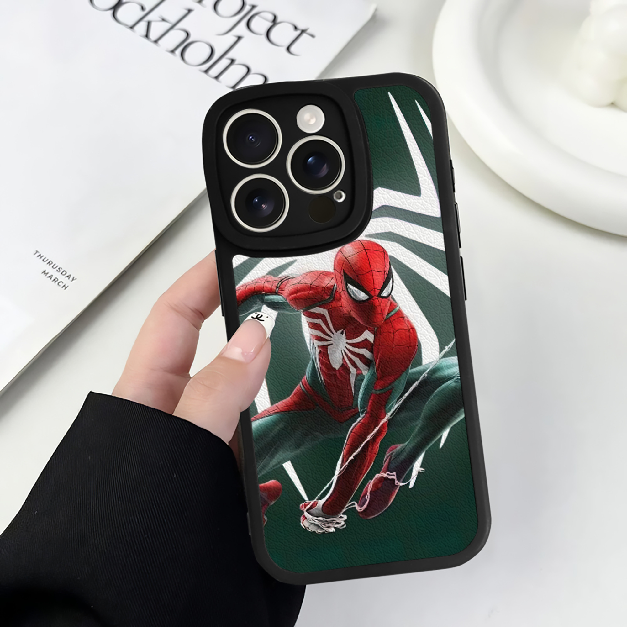Spider Man スパイダーマン 【iPhone 16シリーズ対応】シリコンスマホケース（レザー調） 材質：シリコン